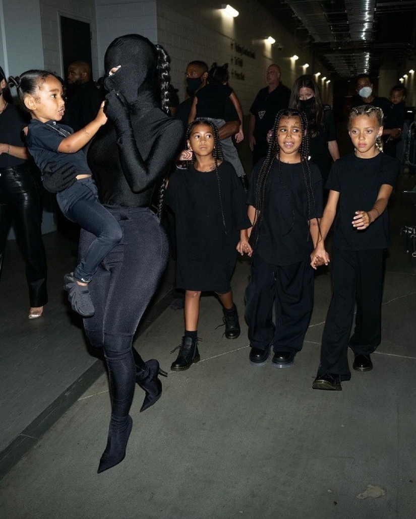 Un paseo al estilo BDSM: Kim Kardashian caminó por Nueva York con una máscara de cuero