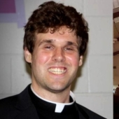 Un sacerdote vicioso fue arrestado por tener relaciones sexuales con dos mujeres en el altar de la iglesia