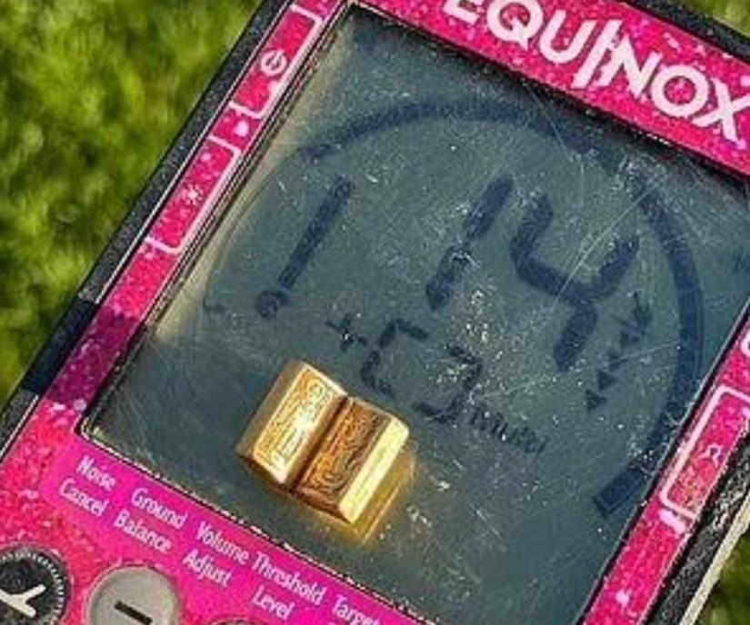 Una Biblia en miniatura del siglo 15 hecha de oro puro se ha encontrado en el Reino Unido Una Biblia en miniatura del siglo 15 hecha de oro puro se ha encontrado en el Reino Unido