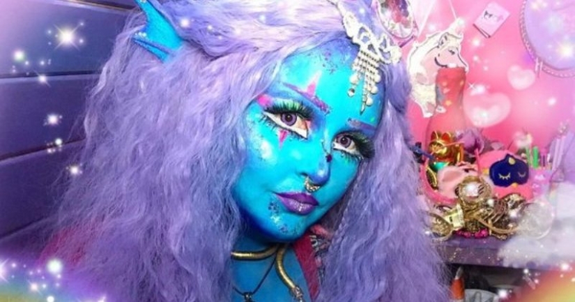 Una chica especial, Lauraya Lee, se considera una extraterrestre y sueña con la piel azul
