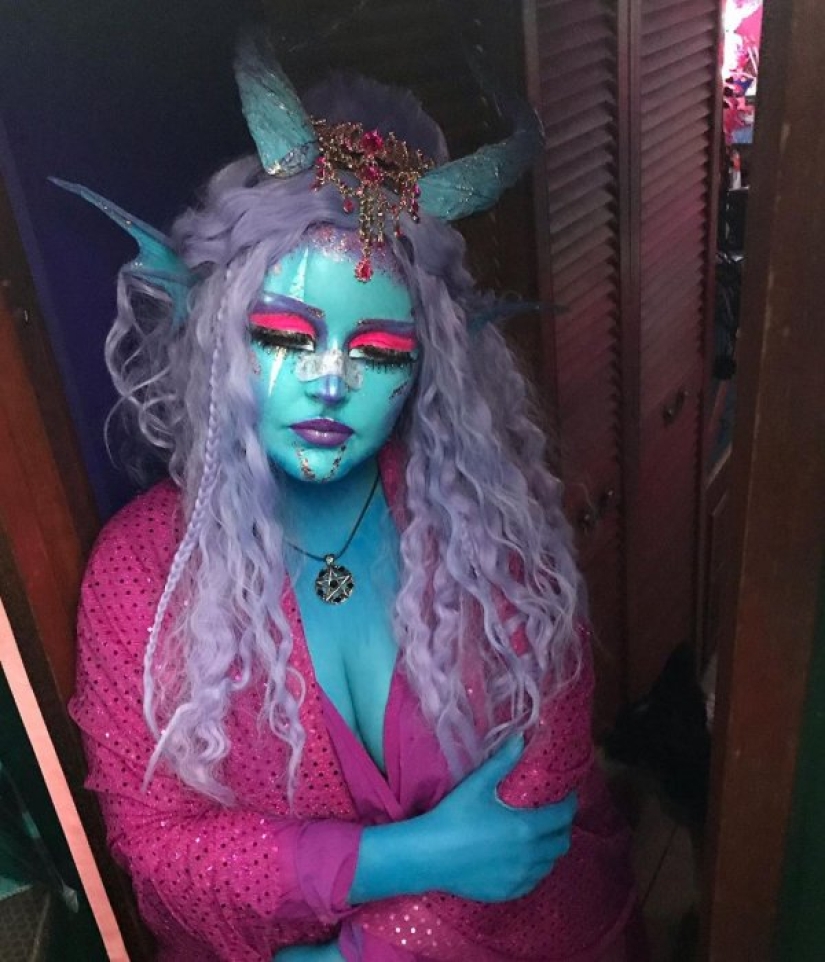 Una chica especial, Lauraya Lee, se considera una extraterrestre y sueña con la piel azul