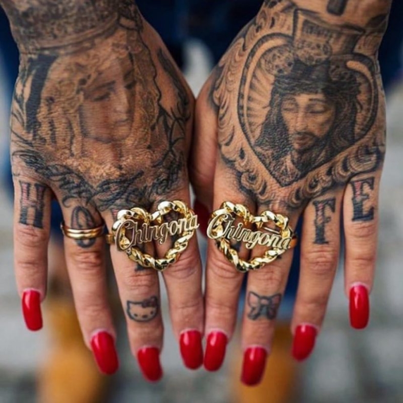 Una modelo de España se hizo el primer tatuaje a los 15 años y decidió pintar todo el cuerpo con la ayuda de su marido Una modelo de España se hizo el primer tatuaje a los 15 años y decidió pintar todo el cuerpo con la ayuda de su marido