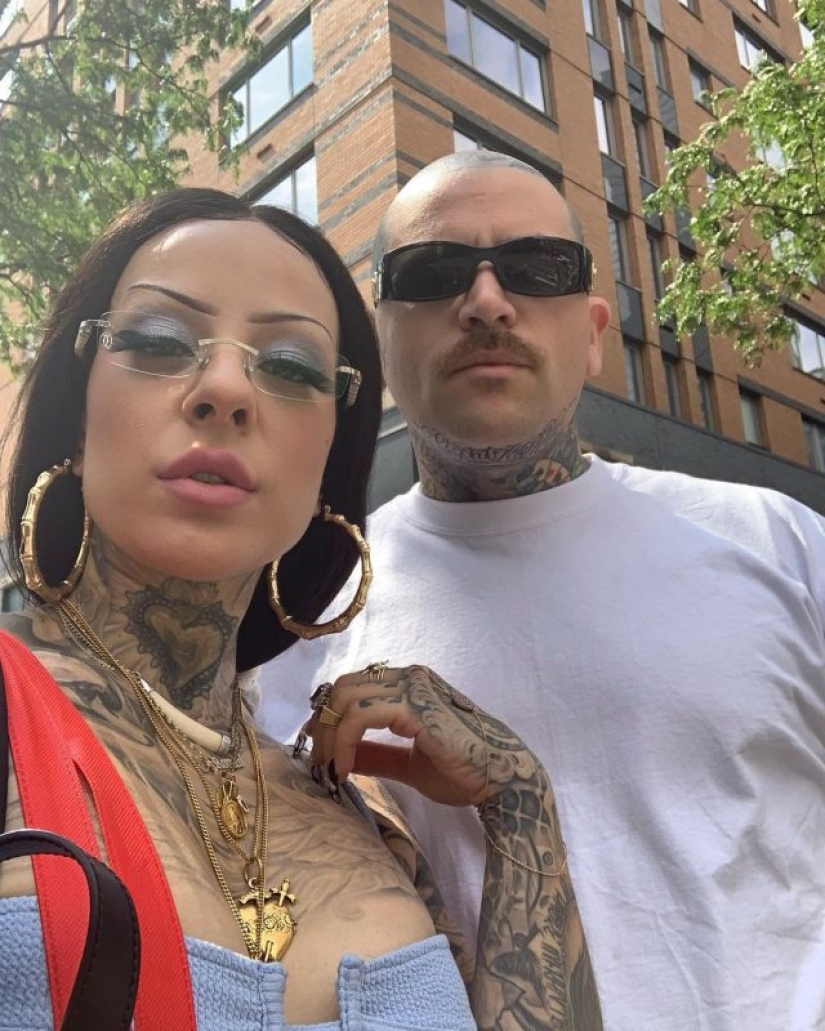 Una modelo de España se hizo el primer tatuaje a los 15 años y decidió pintar todo el cuerpo con la ayuda de su marido Una modelo de España se hizo el primer tatuaje a los 15 años y decidió pintar todo el cuerpo con la ayuda de su marido