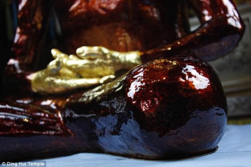 Una momia milenaria de un monje budista tiene un cerebro y un esqueleto preservados en perfecto estado