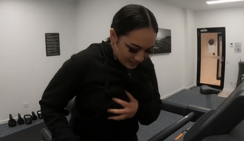 Una mujer australiana con senos en continuo crecimiento contó sobre su difícil vida