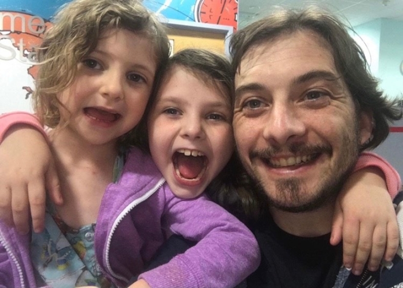 Una mujer, su ex marido y su mejor amigo viven juntos. Tal relación se adapta a todos