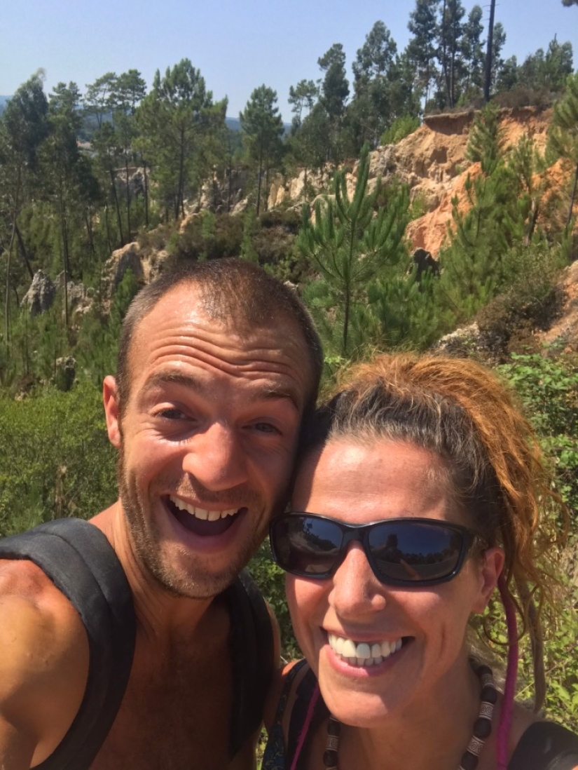 Una mujer, su ex marido y su mejor amigo viven juntos. Tal relación se adapta a todos