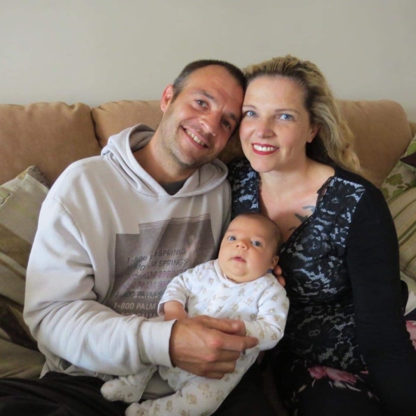 Una mujer, su ex marido y su mejor amigo viven juntos. Tal relación se adapta a todos