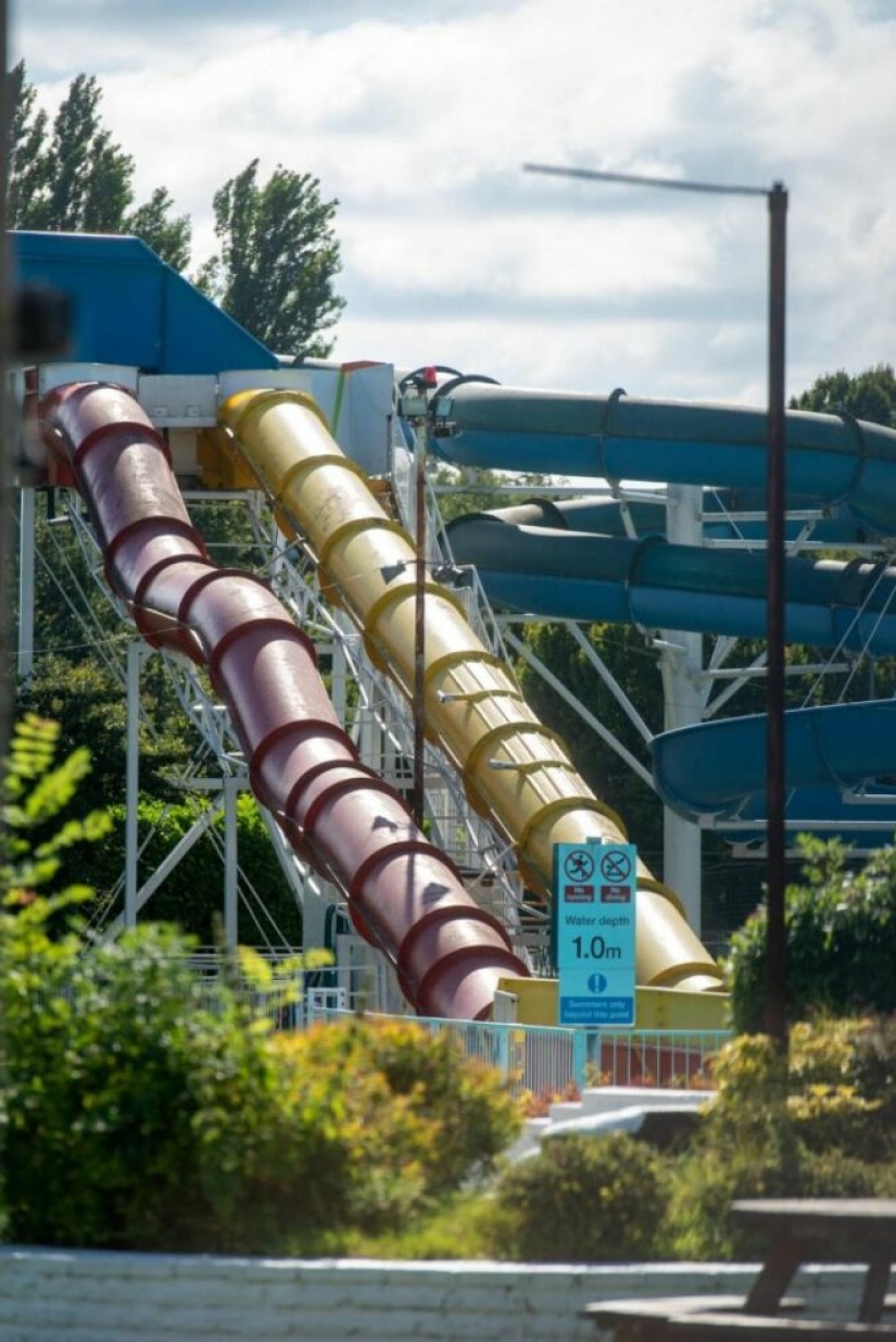 Una pareja borracha del Reino Unido se coló en un parque acuático por la noche y se rompió las piernas allí