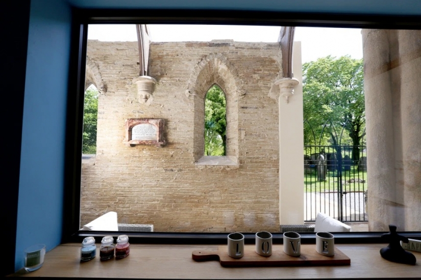 Una pareja del Reino Unido compró una iglesia en ruinas y la convirtió en una mansión de lujo