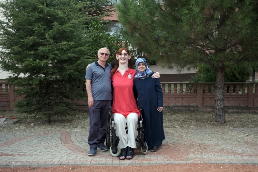 Una residente de Turquía se ha convertido oficialmente en la mujer más alta del mundo