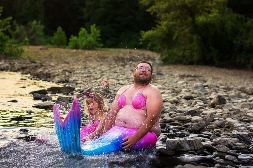 Una sesión de fotos de un padre con una hija pequeña en la imagen de las sirenas conquistó las redes sociales