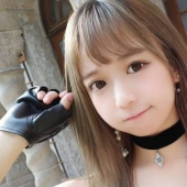 Una sexy modelo con un rostro de un niño en adquirir instagram