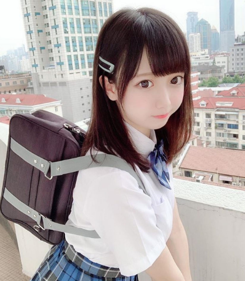 Una sexy modelo con un rostro de un niño en adquirir instagram Una sexy modelo con un rostro de un niño en adquirir instagram