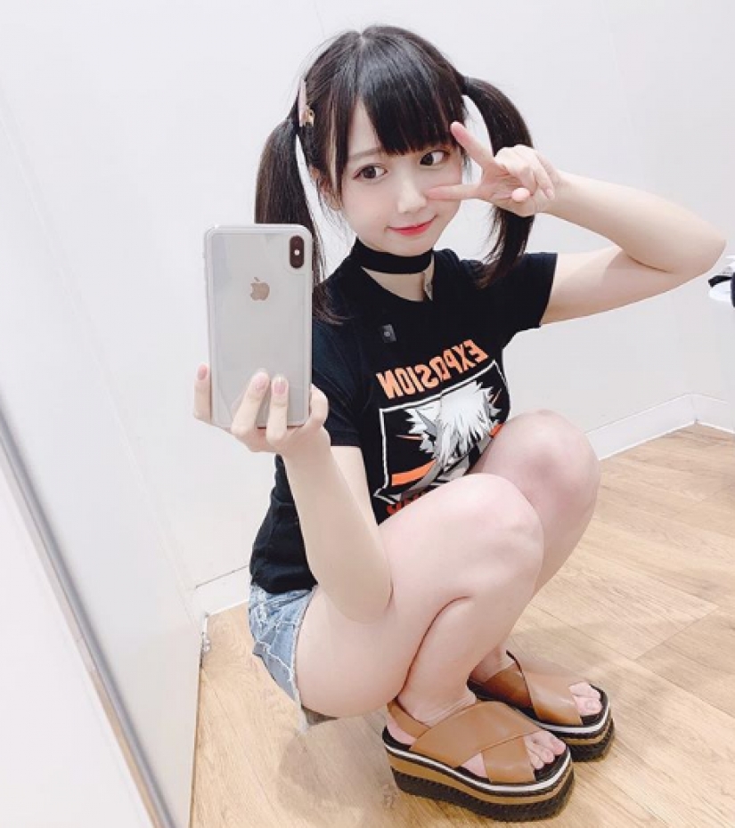 Una sexy modelo con un rostro de un niño en adquirir instagram Una sexy modelo con un rostro de un niño en adquirir instagram