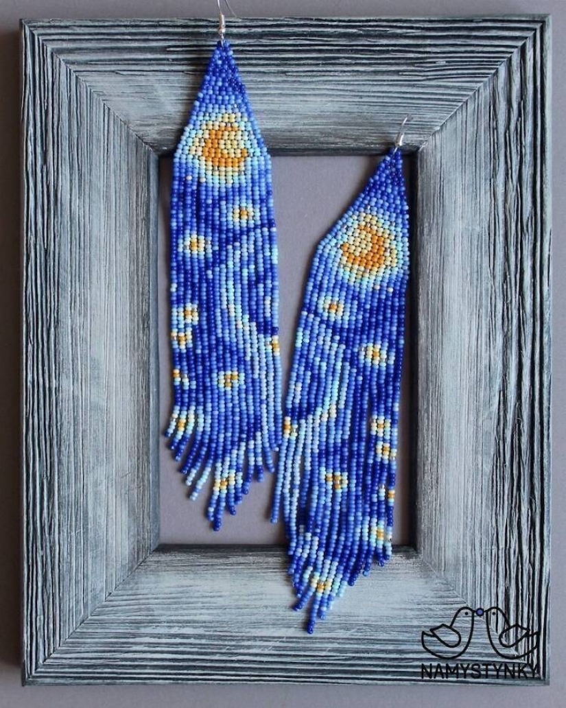 Una talentosa mujer ucraniana hace pendientes de cuentas basadas en las tramas de pinturas famosas