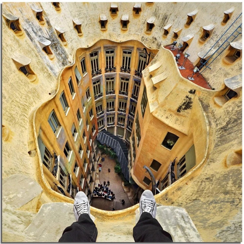Under my feet, over my head: a dizzying building Stefano Scarselli