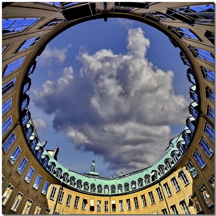 Under my feet, over my head: a dizzying building Stefano Scarselli