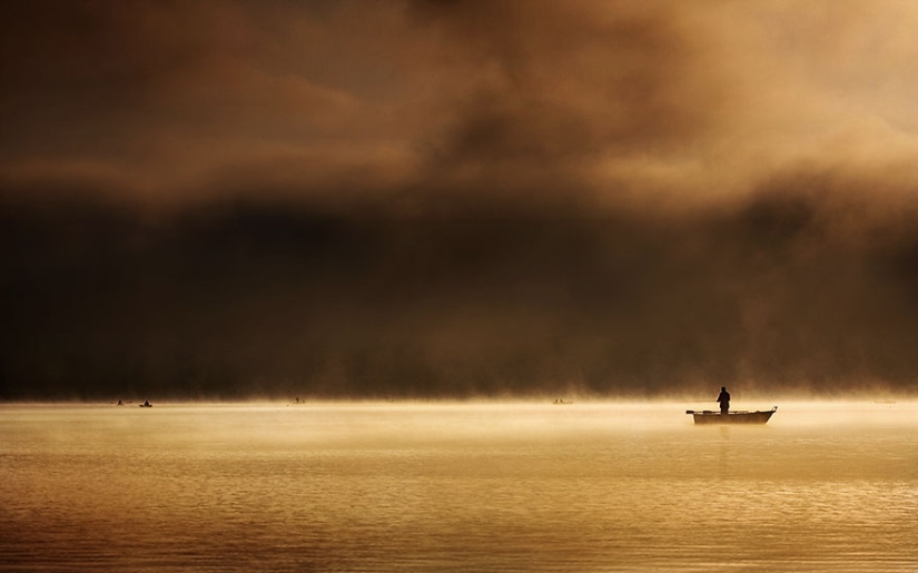 Vida de niebla en el lago