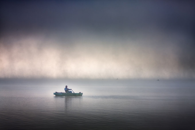 Vida de niebla en el lago