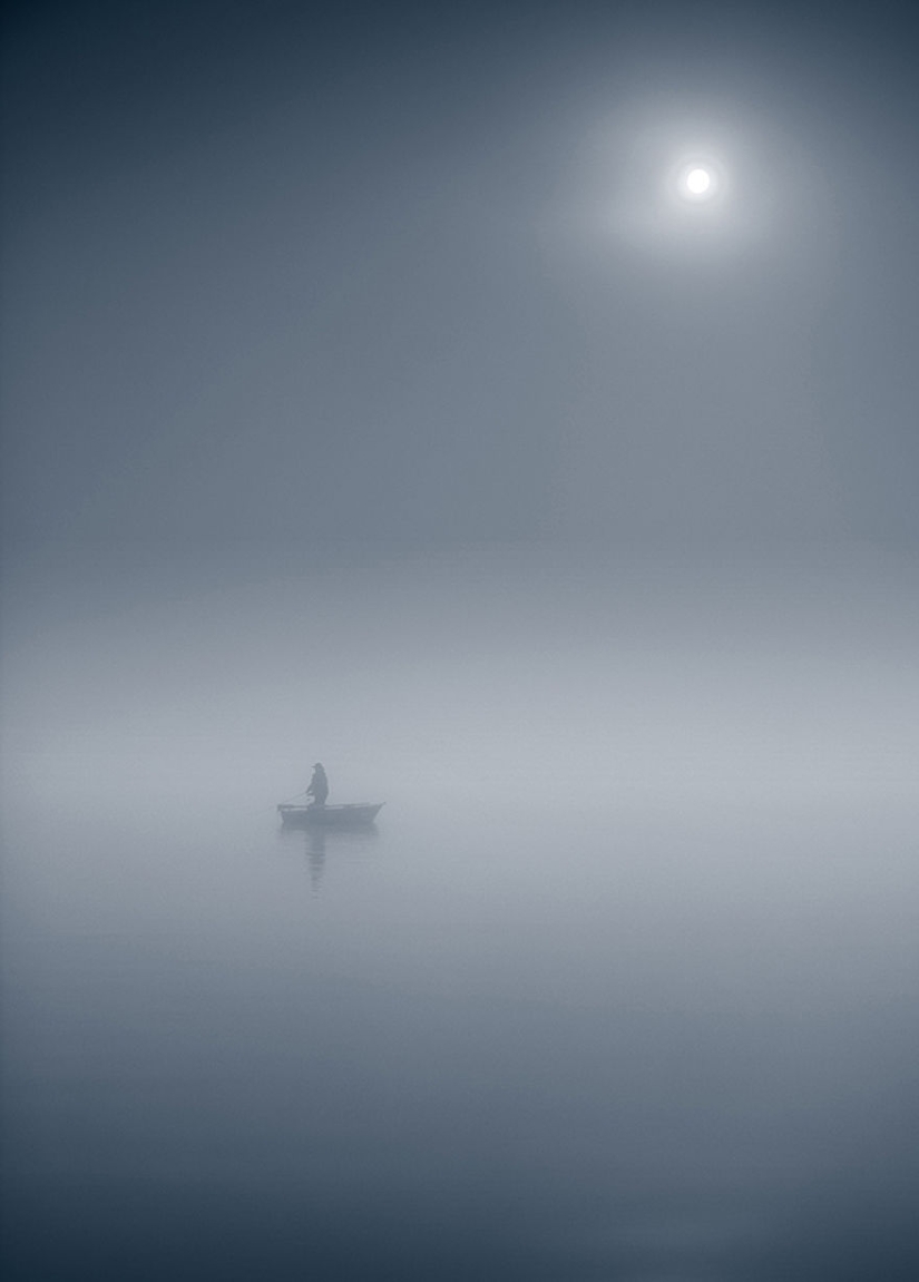 Vida de niebla en el lago