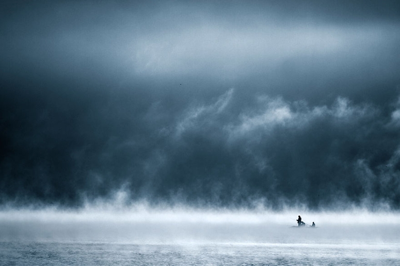 Vida de niebla en el lago