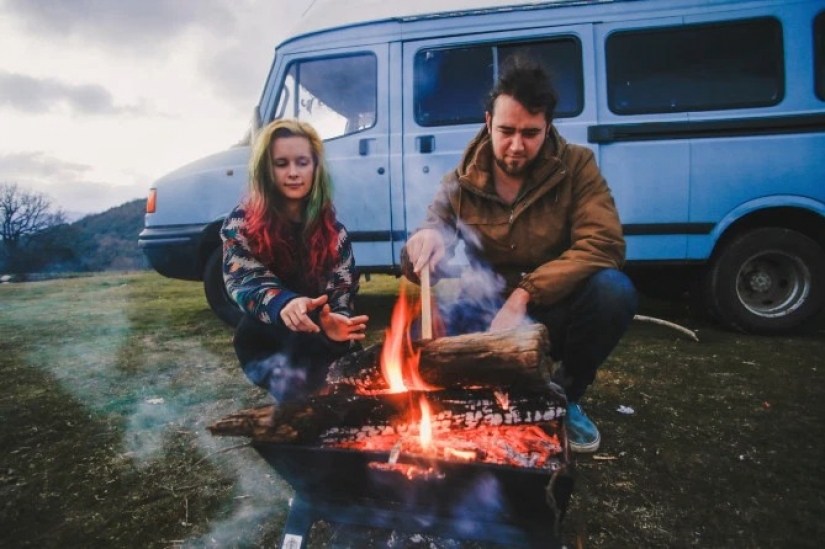 Vida sobre ruedas: una pareja de Cornualles convirtió una minivan barata en una acogedora casa y viaja alrededor del mundo en ella