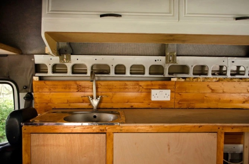 Vida sobre ruedas: una pareja de Cornualles convirtió una minivan barata en una acogedora casa y viaja alrededor del mundo en ella