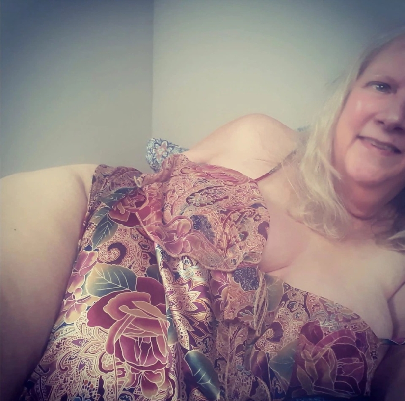 Viuda traviesa: una jubilada de 64 años comenzó a vender sus fotos en un sitio web para adultos