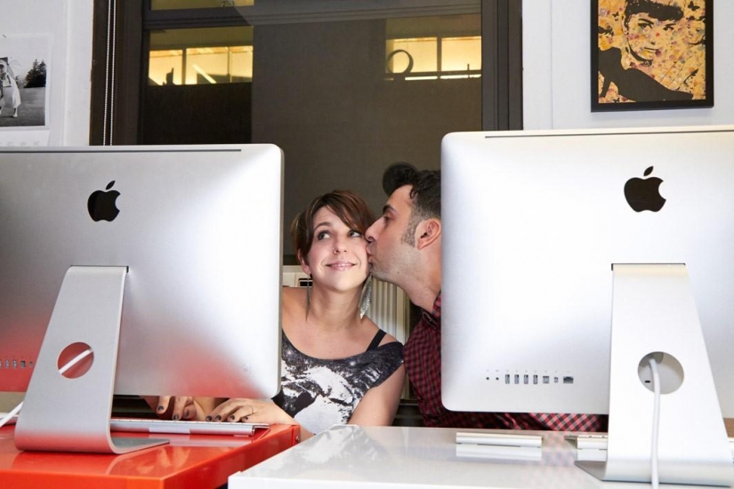 We met thanks to the Internet We met thanks to the Internet