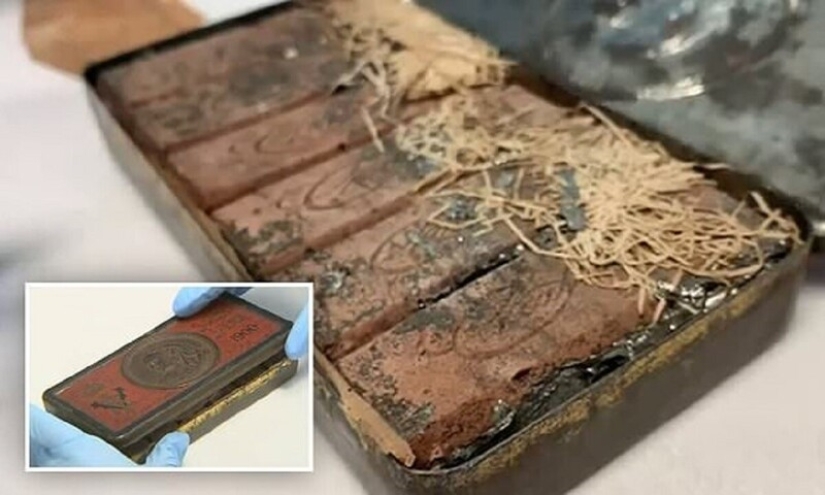 What does a 120-year-old chocolate look like, which was found among the things of an Australian poet