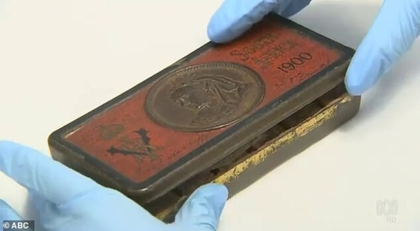 What does a 120-year-old chocolate look like, which was found among the things of an Australian poet