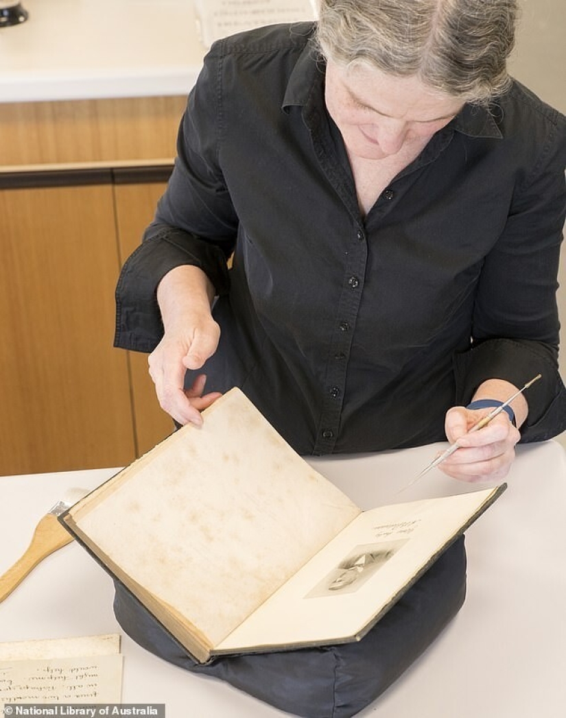 What does a 120-year-old chocolate look like, which was found among the things of an Australian poet