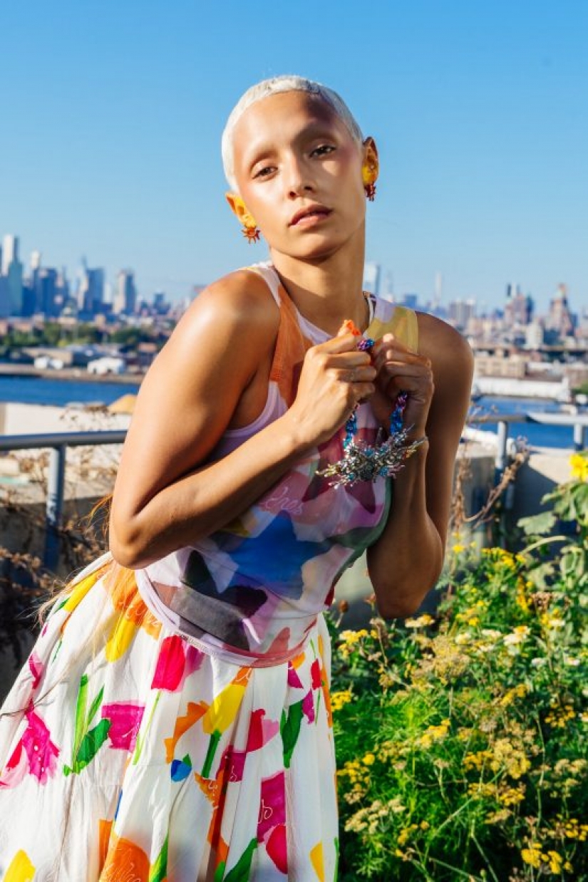 What does the new makeup trend — ear make-up look like What does the new makeup trend — ear make-up look like