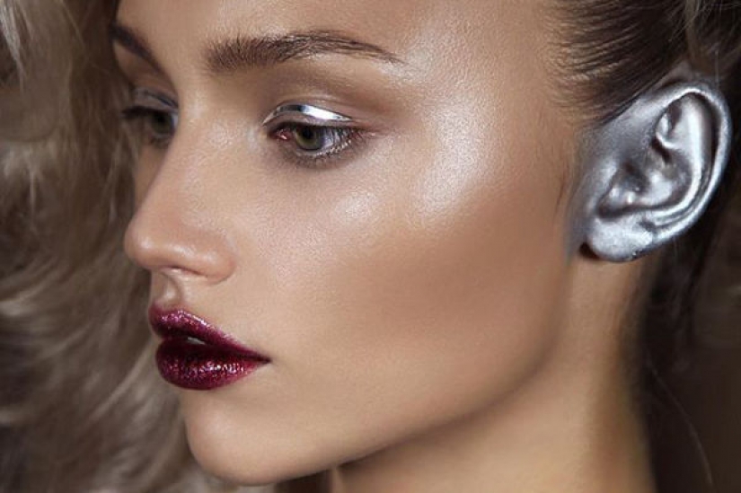 What does the new makeup trend — ear make-up look like What does the new makeup trend — ear make-up look like