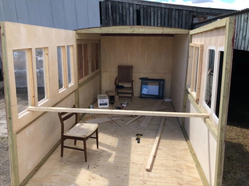 What we should build a house: a British woman made a wonderful copy of the car from improvised materials