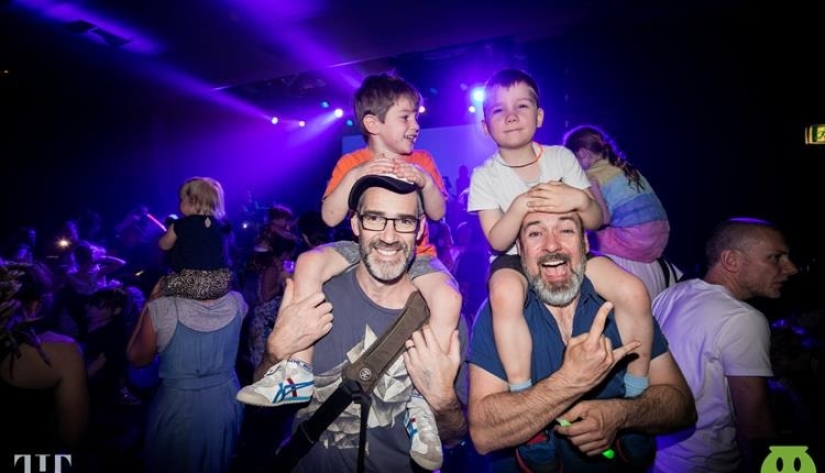 When not sitting at home: parents from the UK go to nightclubs and parties with their children When not sitting at home: parents from the UK go to nightclubs and parties with their children