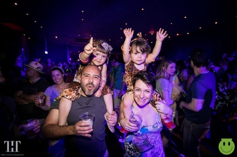 When not sitting at home: parents from the UK go to nightclubs and parties with their children When not sitting at home: parents from the UK go to nightclubs and parties with their children