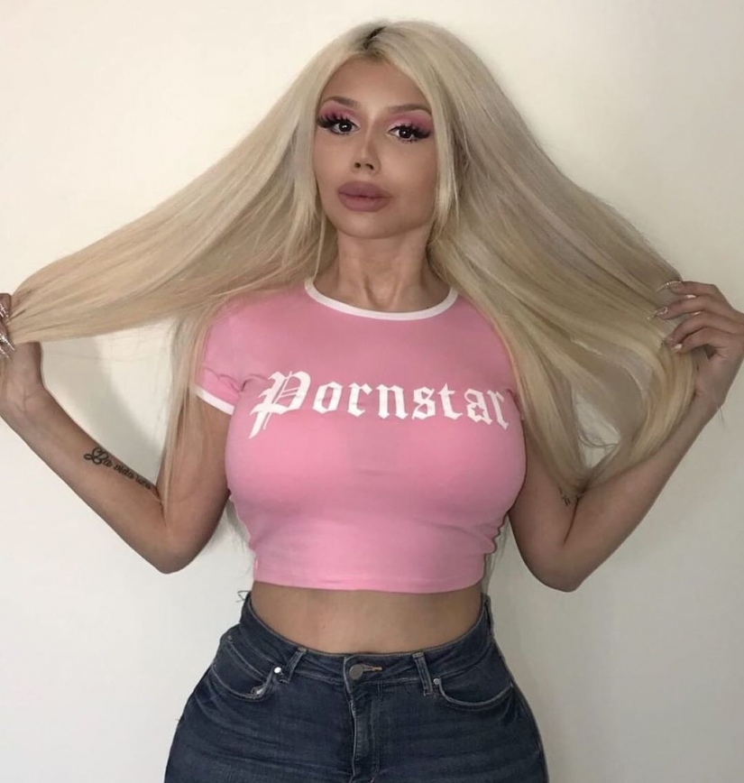 Who are bimbo girls, or Why is it fashionable to be stupid now