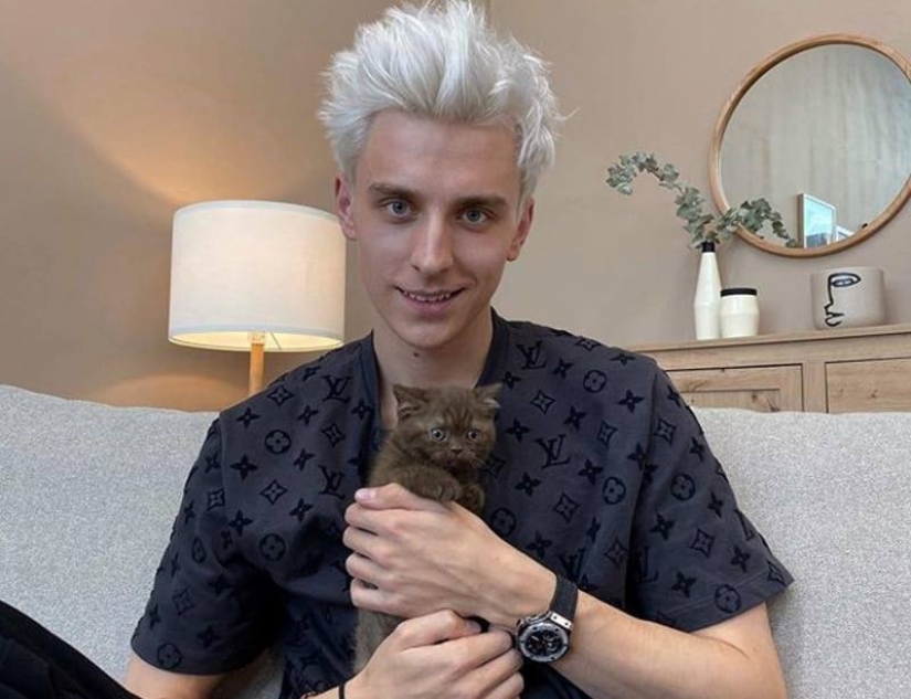 Who is Vlad the A4 Paper blogger and what is the secret of his popularity