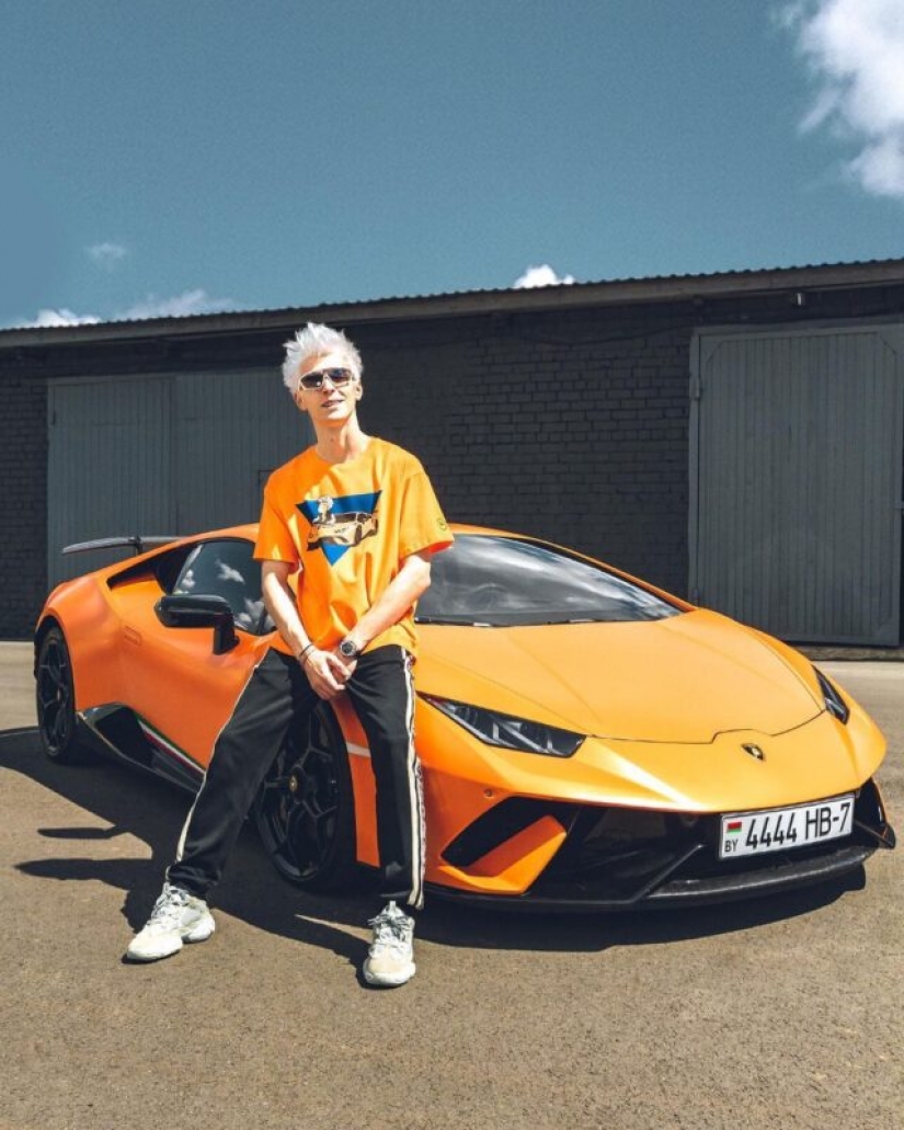 Who is Vlad the A4 Paper blogger and what is the secret of his popularity