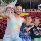 Why does a "lazy" mother allow children to play on the computer all day and eat goodies