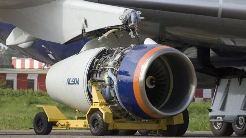 Why is the coin thrown into the engine of the plane, will not bring good luck Why is the coin thrown into the engine of the plane, will not bring good luck