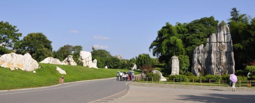 Wonders of the world: stone forest in Shilin, China Wonders of the world: stone forest in Shilin, China