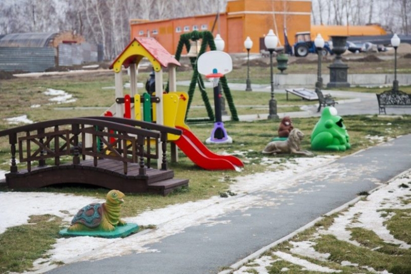 Zona de juegos infantil, un zoológico, un placer entrenador, y otros de entretenimiento Novosibirsk crematorio