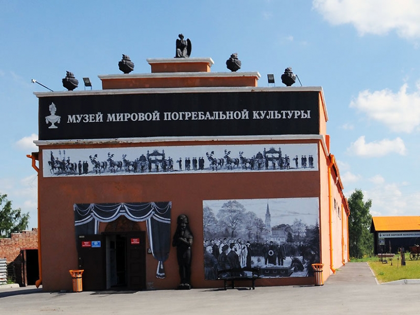 Zona de juegos infantil, un zoológico, un placer entrenador, y otros de entretenimiento Novosibirsk crematorio