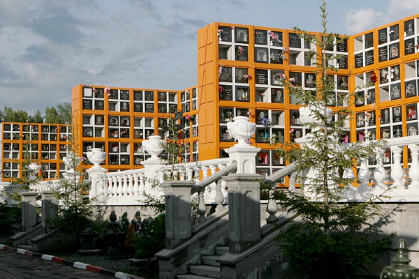 Zona de juegos infantil, un zoológico, un placer entrenador, y otros de entretenimiento Novosibirsk crematorio
