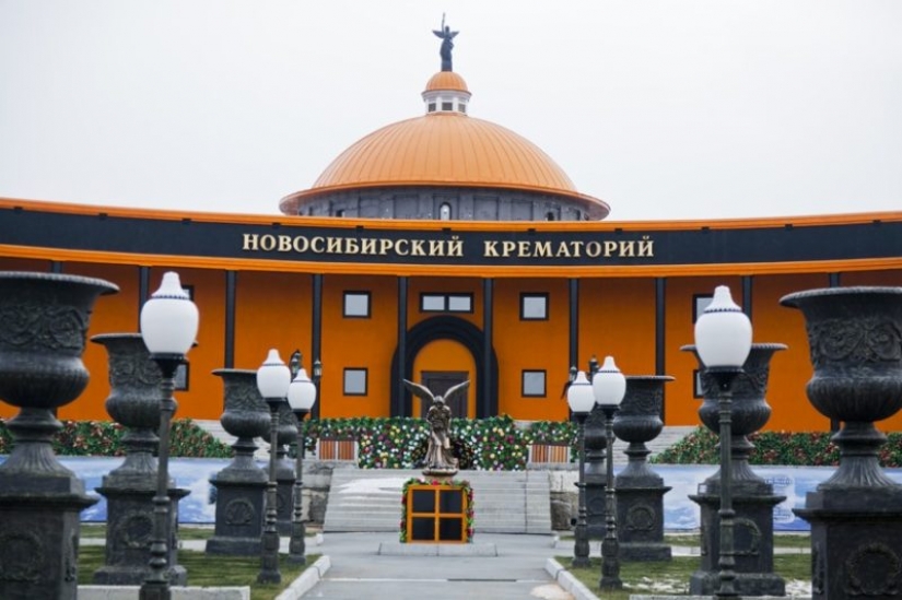 Zona de juegos infantil, un zoológico, un placer entrenador, y otros de entretenimiento Novosibirsk crematorio
