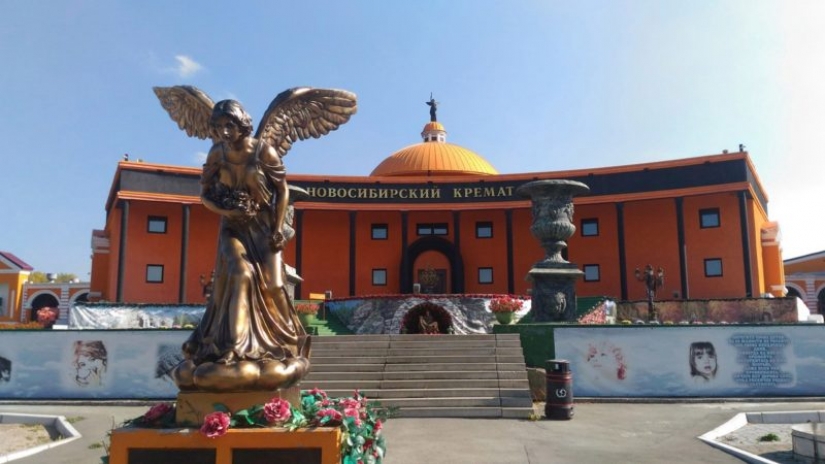 Zona de juegos infantil, un zoológico, un placer entrenador, y otros de entretenimiento Novosibirsk crematorio