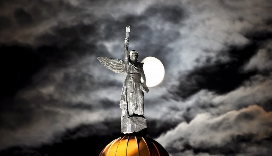 Zona de juegos infantil, un zoológico, un placer entrenador, y otros de entretenimiento Novosibirsk crematorio